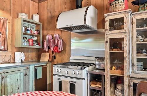Fredericksburg House | Ada's Peach Street Hideaway - Close to Downtown - Couples Getaway