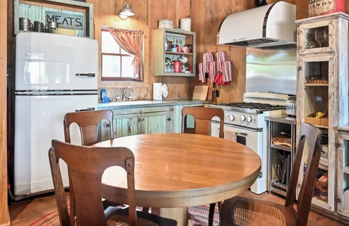 Fredericksburg House | Ada's Peach Street Hideaway - Close to Downtown - Couples Getaway