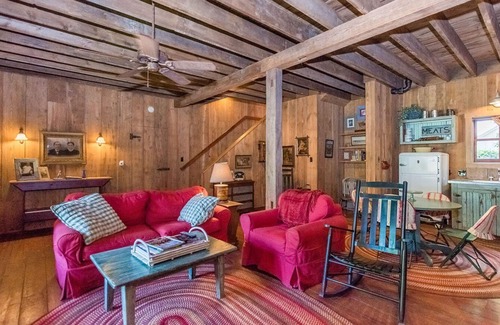 Fredericksburg House | Ada's Peach Street Hideaway - Close to Downtown - Couples Getaway