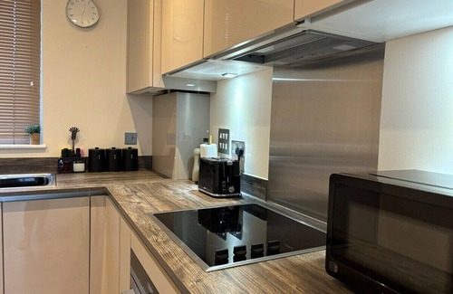 Runnymede Apartment | Addlestone- 15 mins to LHR.