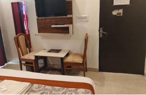 Lakhnadon Hotel | Adhiya