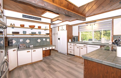 Lake George House | Adirondack 4bed 2bath Cottage close to the village with Hot Tub