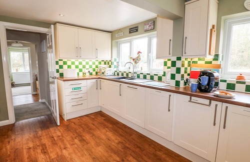 East Barkwith House | ADITUM COTTAGE, family friendly, with hot tub in Wragby