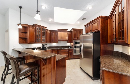 Fellowship House | Adjacent to WEC! Great 3 bedroom home! Dogs Welcome! - Sherman Oaks 624