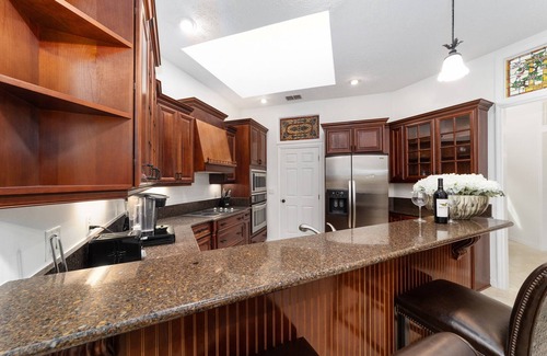 Fellowship House | Adjacent to WEC! Great 3 bedroom home! Dogs Welcome! - Sherman Oaks 624
