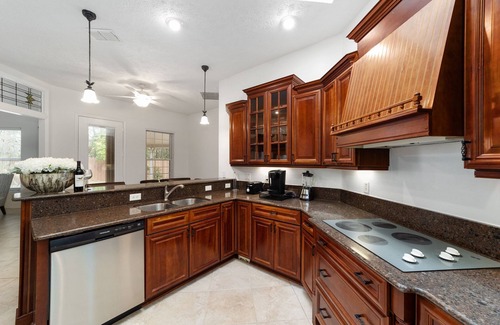 Fellowship House | Adjacent to WEC! Great 3 bedroom home! Dogs Welcome! - Sherman Oaks 624