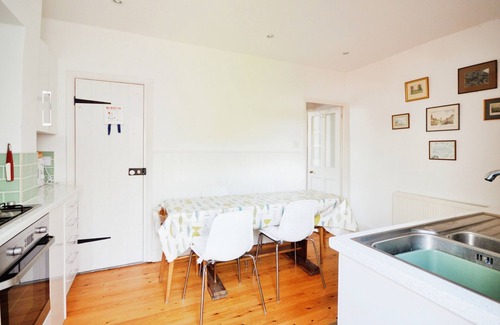 Yarmouth Cottage | Admirals Cottage - a cottage that sleeps 4 guests in 2 bedrooms