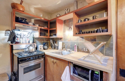 Northeast Santa Fe Apartment | Adobe Studio: 2 Blocks to Dtwn Santa Fe Plaza!
