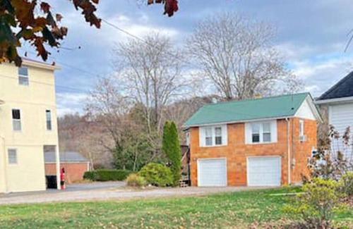 Point Pleasant Apartment | Adorable 1 bedroom guest house with deck. 5 minutes to the Mothman Museum.