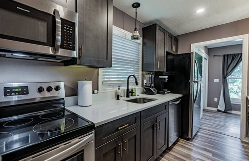 Colonialtown South Apartment | Adorable 1-bedroom home w/Full Kitchen & Parking - Sleeps 4
