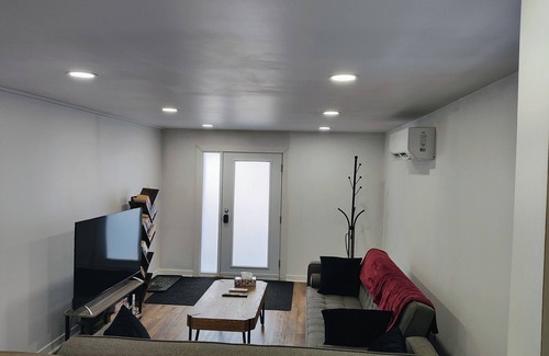 Laval House | Adorable 1-Bedroom in Laval