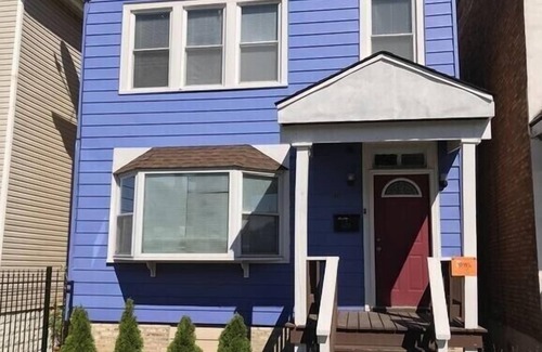 Tri-Taylor Apartment | Adorable 2-bed with air hockey table