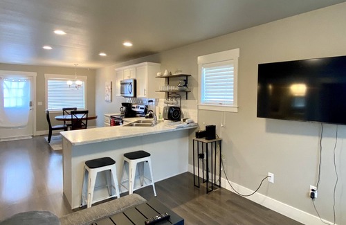 Billings House | Adorable 2 bedroom 2 bath townhouse w/walking trails, 10 minutes to everything.