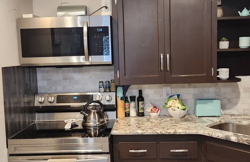 Lake Worth Apartment | Adorable 2-bedroom guesthouse with free parking