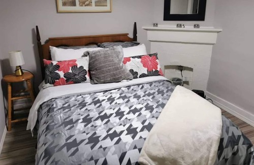 Crescent Heights House | Adorable 2-Bedroom Suite, Free Parking, 5mins to downtown, 20mins to Airport.