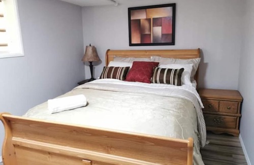 Crescent Heights House | Adorable 2-Bedroom Suite, Free Parking, 5mins to downtown, 20mins to Airport.