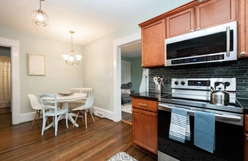 Greensboro House | Adorable 2b/1ba <5 min GAC, downtown, universities