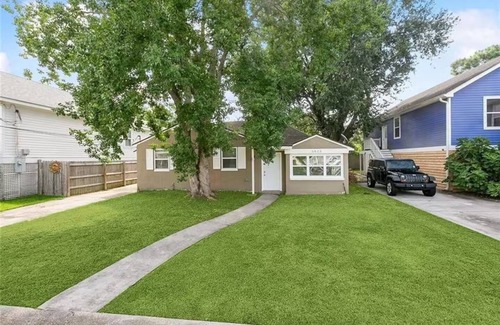 Milneburg House | Adorable 2bd/2ba Home w/Yard in Gentilly