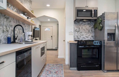Benson House | Adorable 2BR, Hot Tub, Close to Attractions!