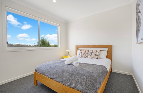 Leppington House | Adorable 4Br house with Wifi & Parking Denham Court