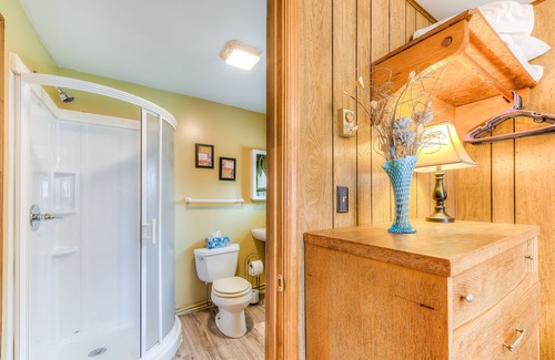 Oakland Cabin | Adorable adventure cabin in the woods with full kitchen, firepit, & porch