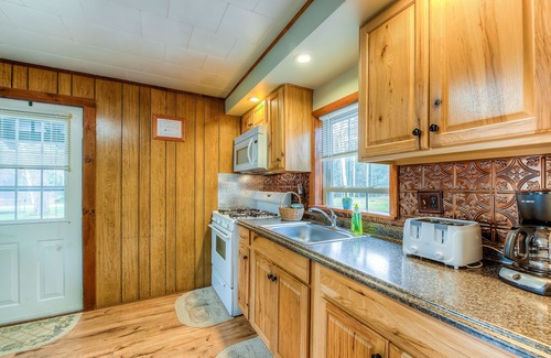 Oakland Cabin | Adorable adventure cabin in the woods with full kitchen, firepit, & porch