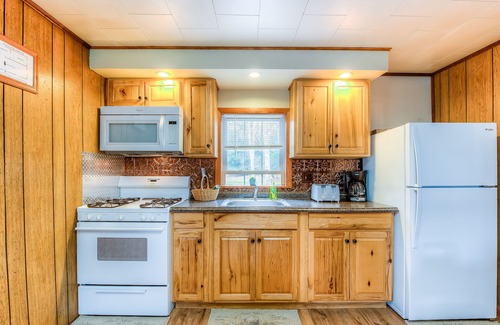 Oakland Cabin | Adorable adventure cabin in the woods with full kitchen, firepit, & porch