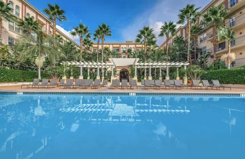Beverly Hills Apartment | Adorable and Bright 2BR/2BA Unit