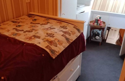 Quartier Sainte-Avoye Bed & Breakfast | Adorable and typically Parisian maid's room
