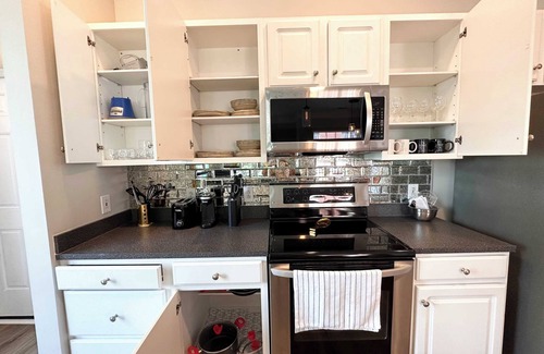 First Ward Condo | Adorable apartment uptown