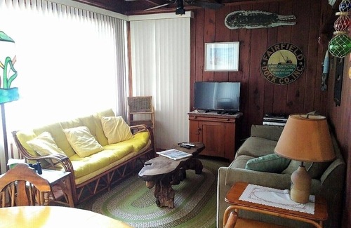 Stone Harbor Cottage | ADORABLE bay front cottage is tucked away on a quiet street with amazing SUNSET VIEWS
