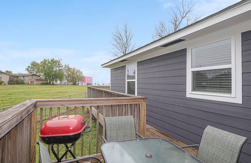 Biloxi House | Adorable beach cottage within walking distance to the beach and more!