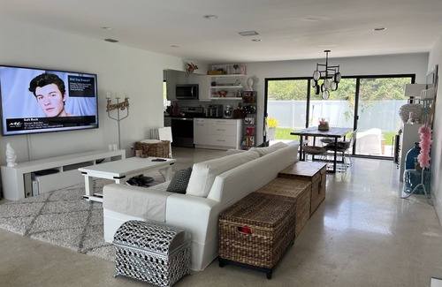 Lauderdale-by-the-Sea House | Adorable BeachHouse steps from Private Beach with Cabana and showers