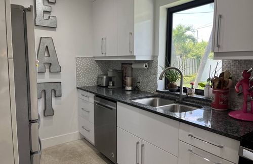 Lauderdale-by-the-Sea House | Adorable BeachHouse steps from Private Beach with Cabana and showers