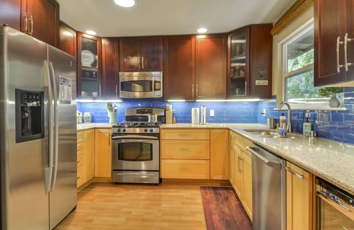 Guerneville Cabin | Adorable Bonne Chere! Hot Tub, Dog Friendly, Walk to the Russian River!