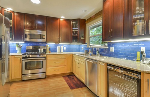 Guerneville Cabin | Adorable Bonne Chere! Hot Tub, Dog Friendly, Walk to the Russian River!