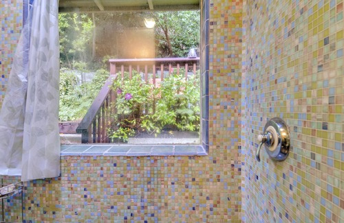 Guerneville Cabin | Adorable Bonne Chere! Hot Tub, Dog Friendly, Walk to the Russian River!