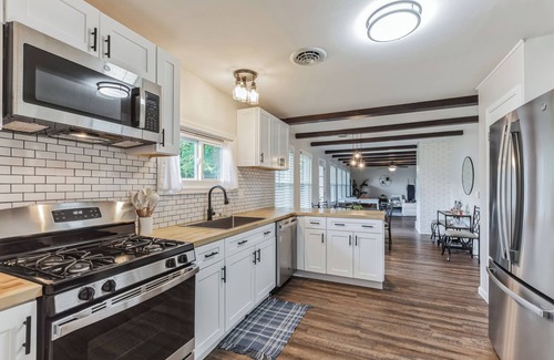Newark House | Adorable bungalow fully furnished - month to month rental.