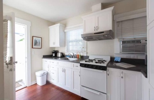 Venice Cottage | Adorable Cape Cod Cottage, Venice Beach, LA