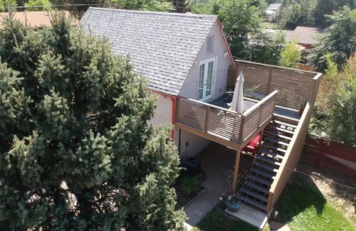 Cole Cottage | Adorable, central, cozy loft with deck!