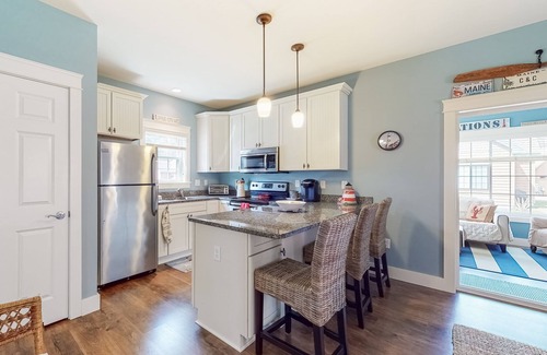 Wells Cottage | Adorable coastal escape near the beach with shared pool/hot tub & fast WiFi
