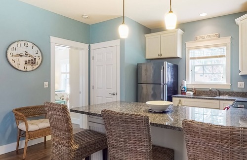 Wells Cottage | Adorable coastal escape near the beach with shared pool/hot tub & fast WiFi