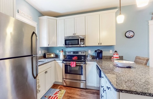 Wells Cottage | Adorable coastal escape near the beach with shared pool/hot tub & fast WiFi