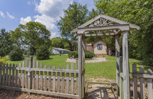 Mount Juliet Cottage | Adorable Cottage! Everything! WiFi, Kitchen, Jacuzzi, NO Cleaning Fee!