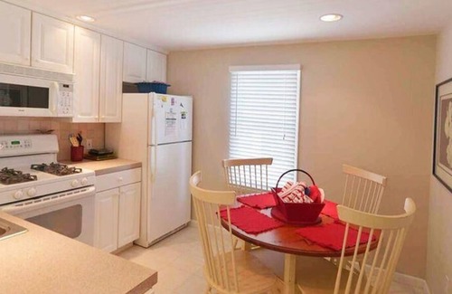 Avalon Cottage | Adorable cottage on shared lot, private balcony