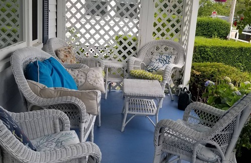 Eastward Look House | Adorable Cottage, short walk to Beach Weekly and Monthly offering until May 2026