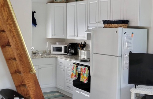 Newport Cottage | Adorable Cottage Walk Across Street to First Beach, Winter min stay 9 mos
