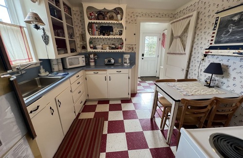 Gearhart House | Adorable Cottage with Americana Theme, in the Heart of Gearhart.