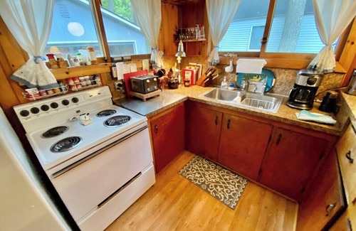 Higgins Lake House | Adorable Cottage with Higgins Lake Access