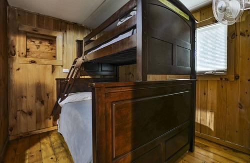 Weirs Beach Cottage | Adorable Cozy Cottage in Laconia